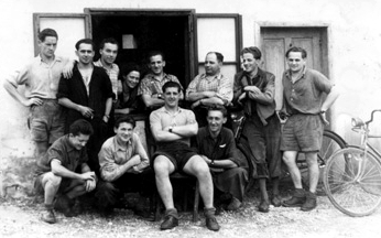 1954 :Die Mitarbeiter vor der Werkstätte
