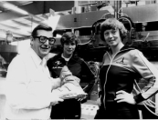 Anton Lintner mit Annemarie Moser-Pröll und Brigitte Habersatter-Totschnig bei der großen Spritzgußmaschine 1979