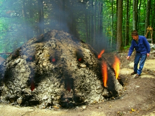 Norbert Rohrauer (Voglhuber) beim Kalkbrennen 2001