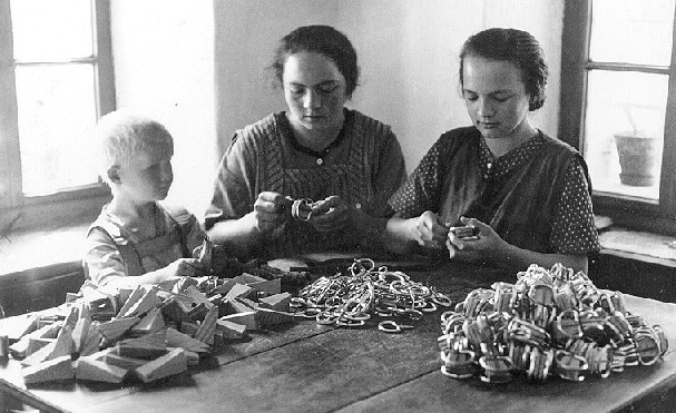 Maultrommelerzeugung in der Hoisn Stub'n um 1930